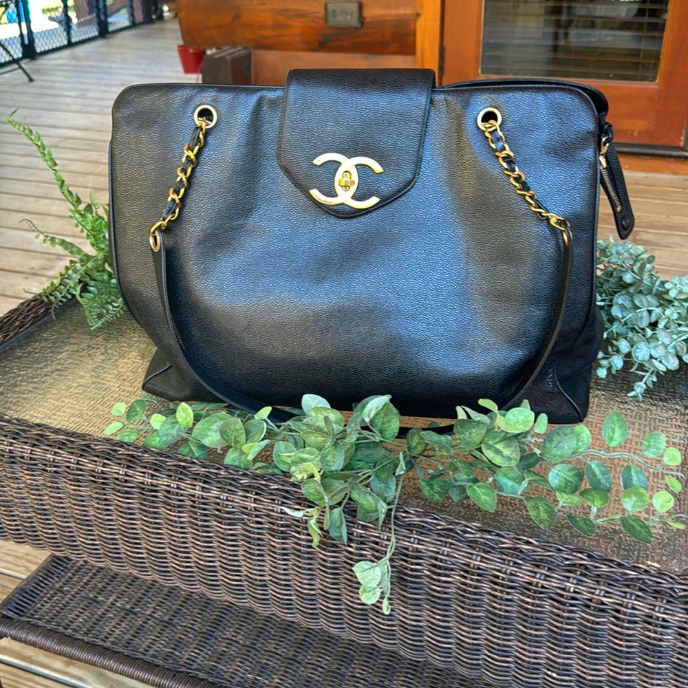 CHANEL CAVIAR SUPERMODEL. EXCELLENT USED CONDITION.